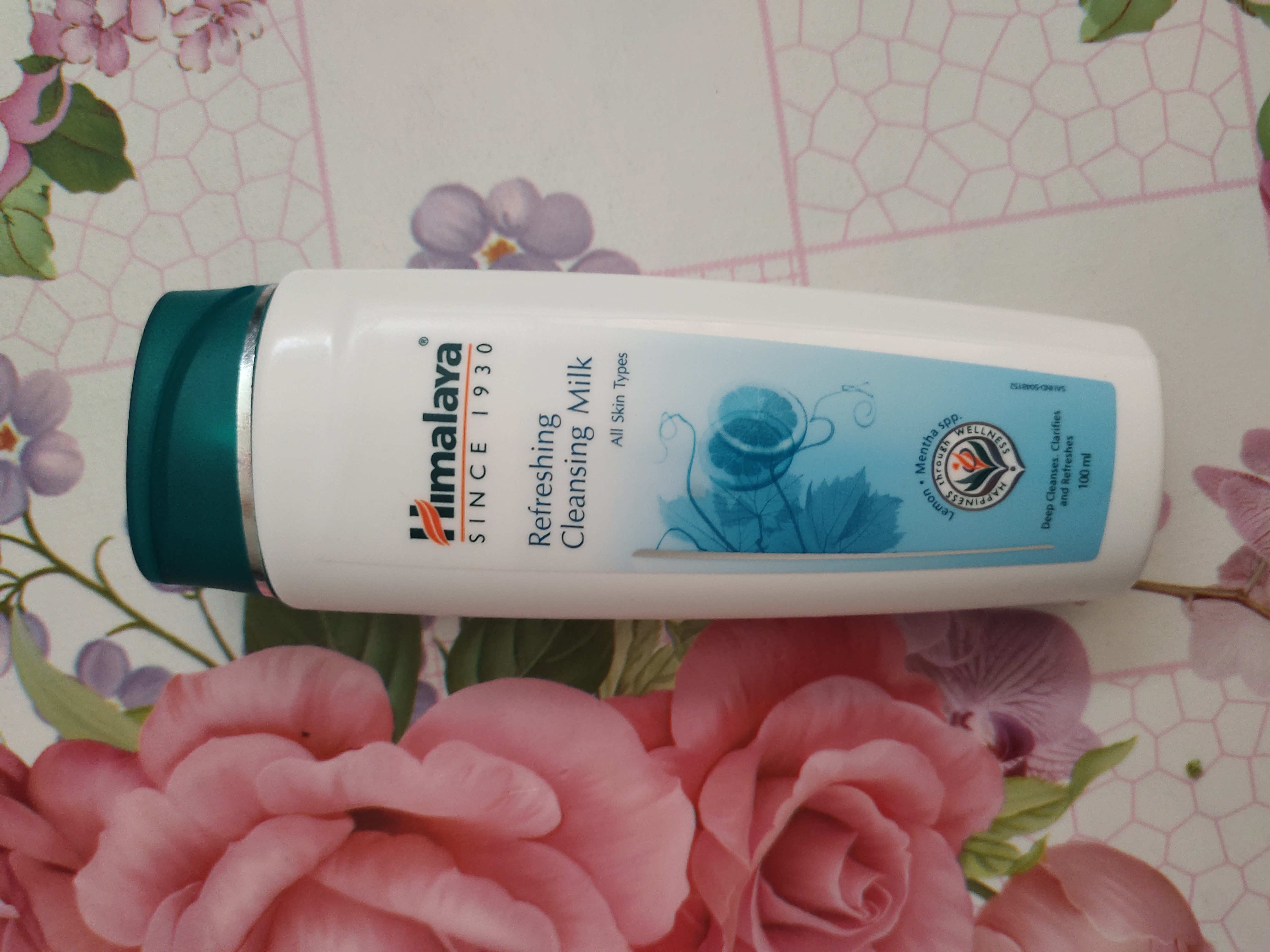 Himalaya Refreshing Cleansing Milk Give your skin a clean feel