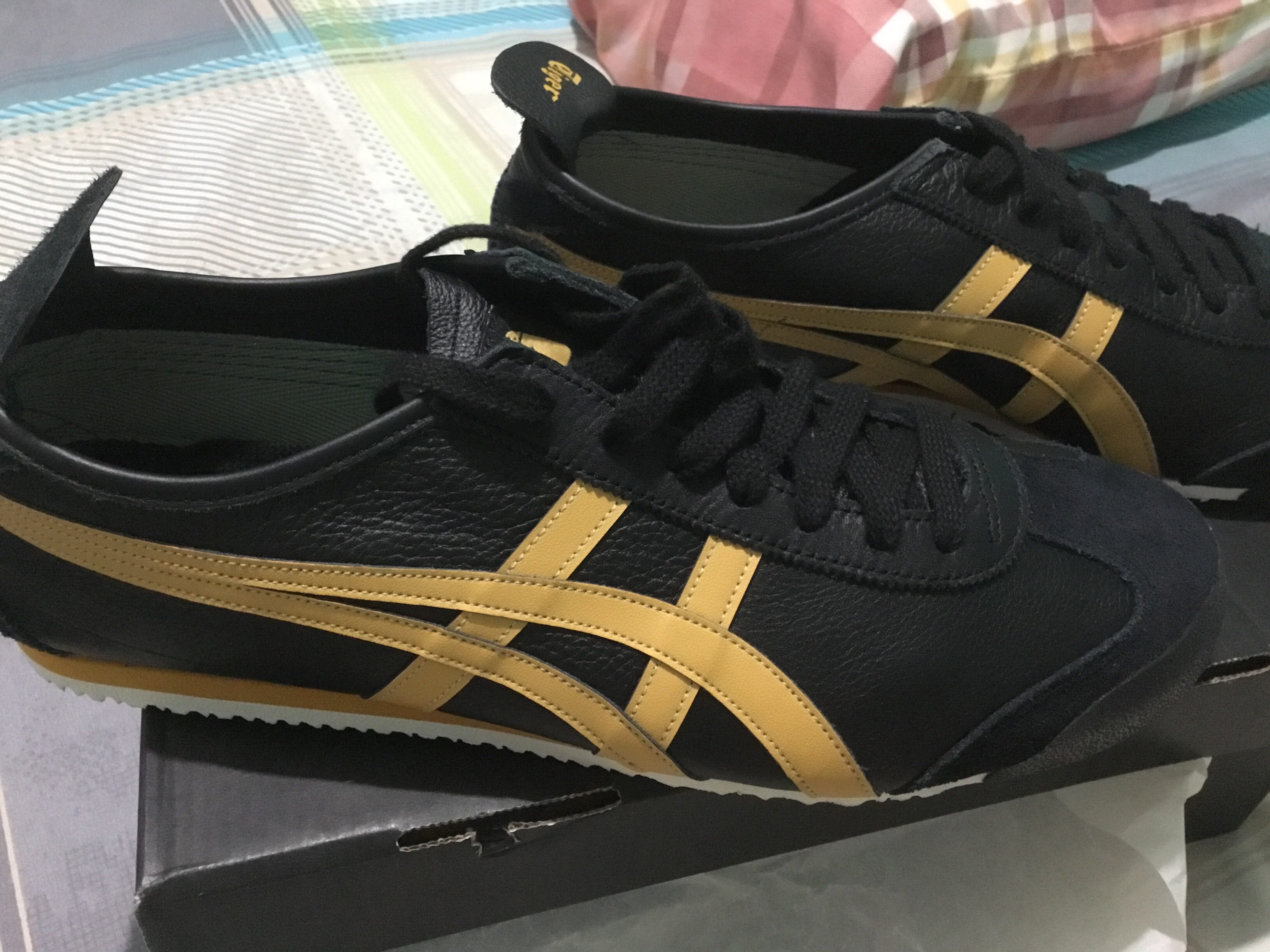 onitsuka tiger hitam