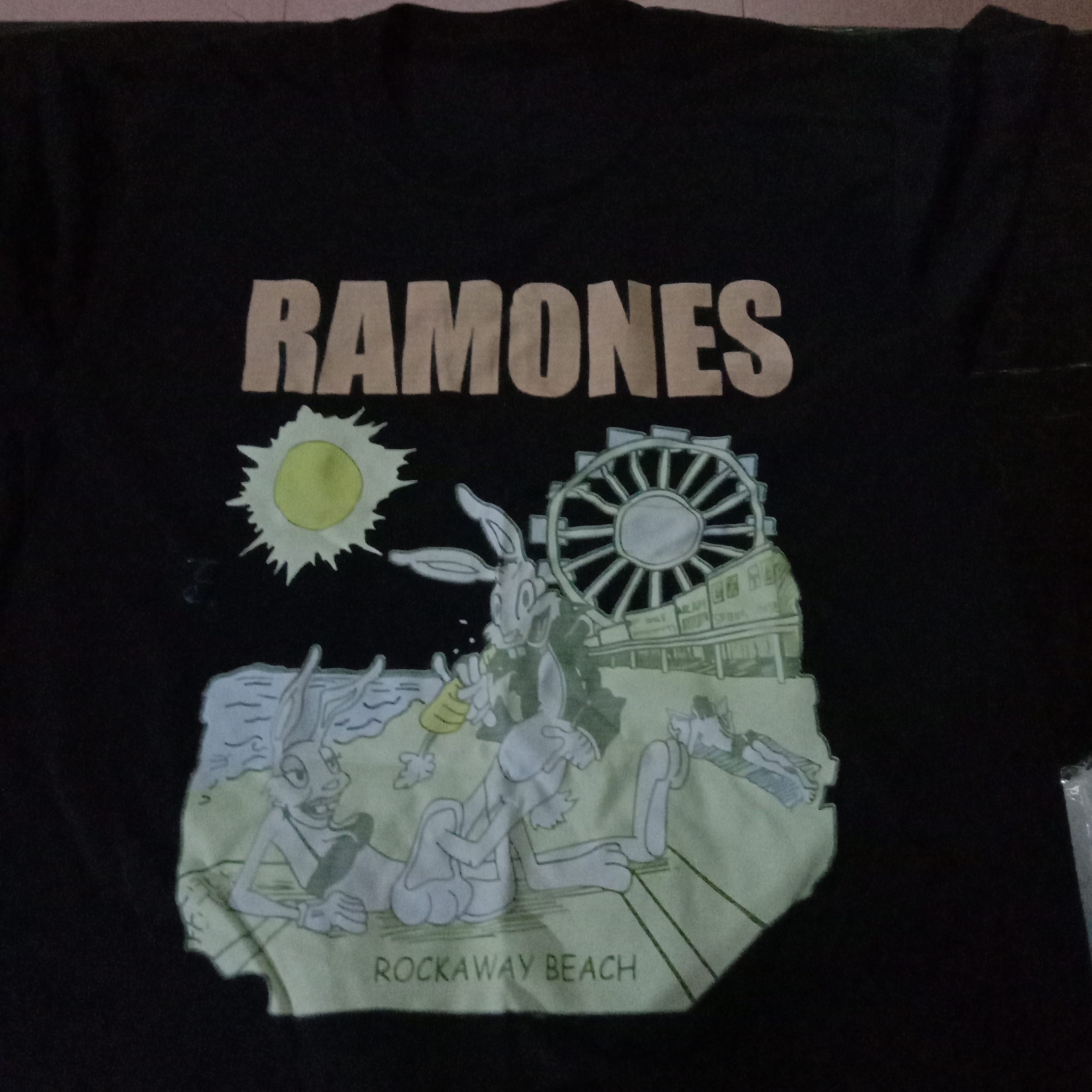 Kaos Ramones Rockaway Beach Logo Print 