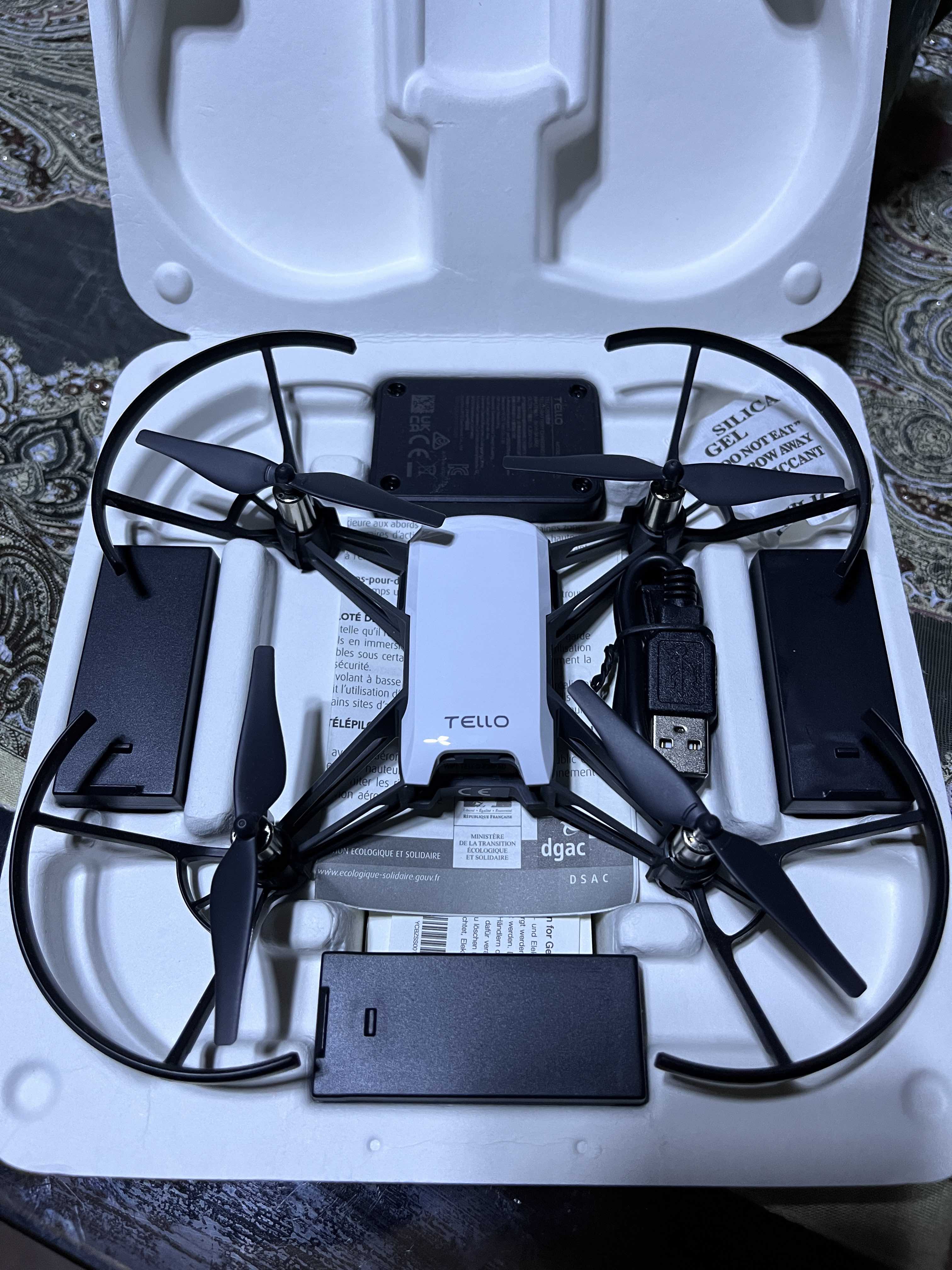 ドローン Tello + WiFi-Extender＋付属品 セット ドローン Tello + WiFi-Extender＋付属品 セット ドローン Tello +