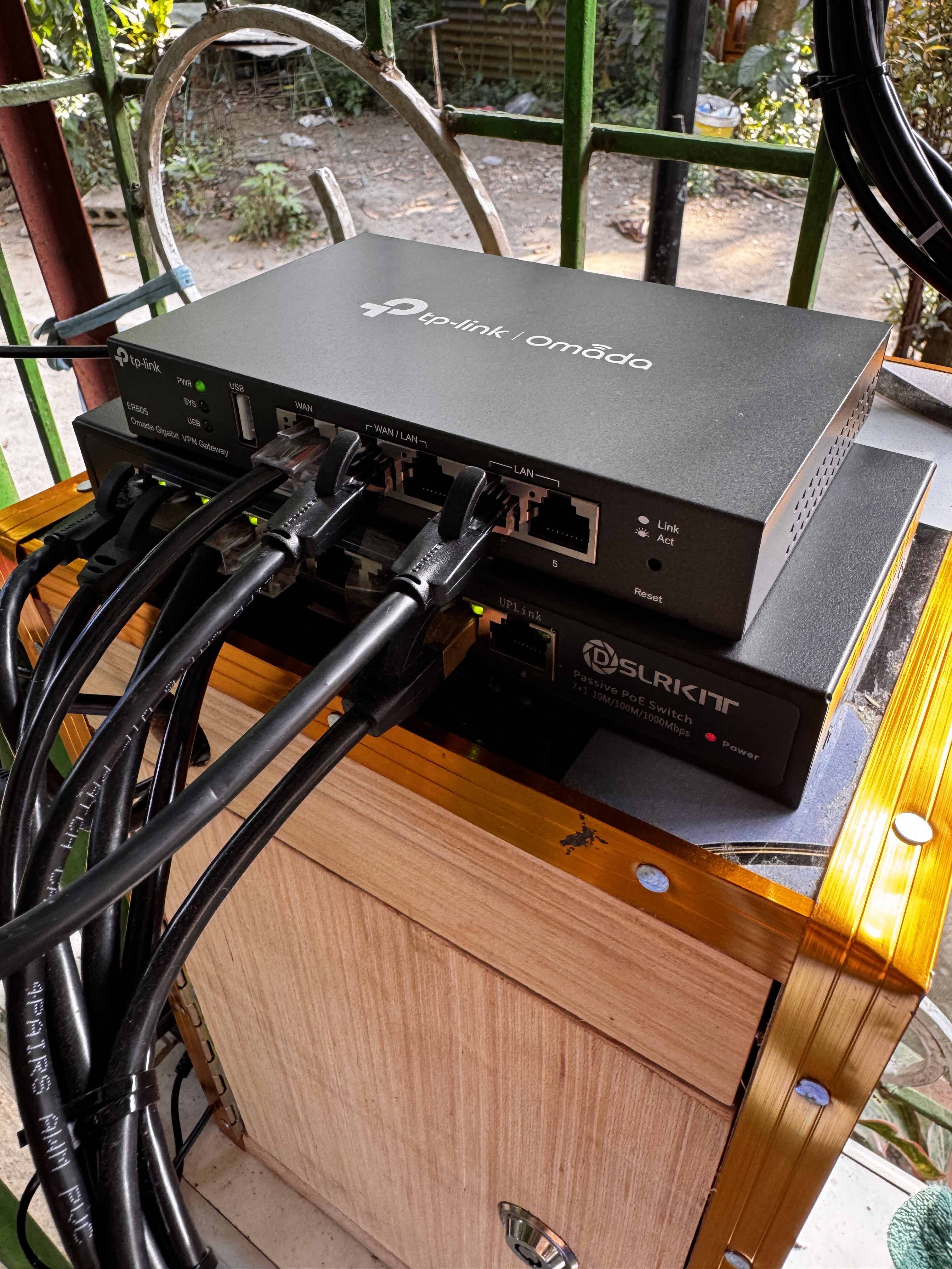 DSLRKIT 8-Port Gigabit Passive PoE Switch – Injector & Ethernet Hub (No Power Adapter)-799685