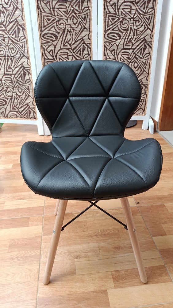 Kursi Cafe THE Creative Curvy Eames Chair dengan Kursi Bantalan