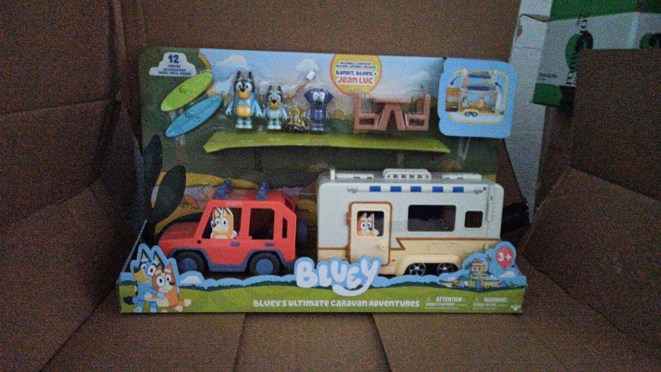 Bluey - Campervan, Caravana de Vacaciones, 1 Figura articulada, 6  Accesorios de Camping y Pegatinas Decorativas