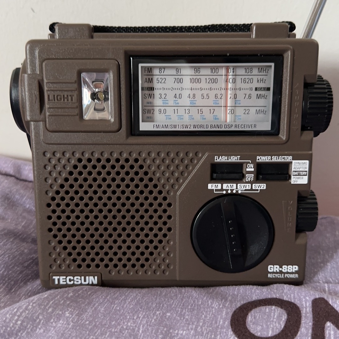TECSUN GR-88P Digital Radio Receiver Emergency Light Radio Dynamo Radio  With Built-In Speaker Manual Hand Power