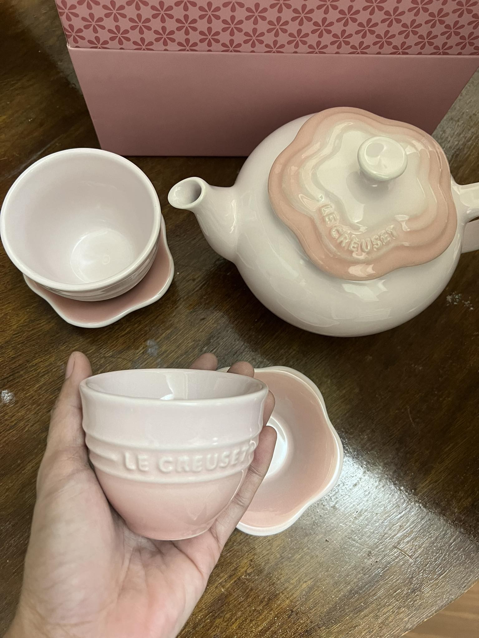 Le Creuset Authentic Stoneware Flower Tea Teapot Set (Shell Le Creuset Authentic Stoneware Flower Tea Teapot Set (Shell
