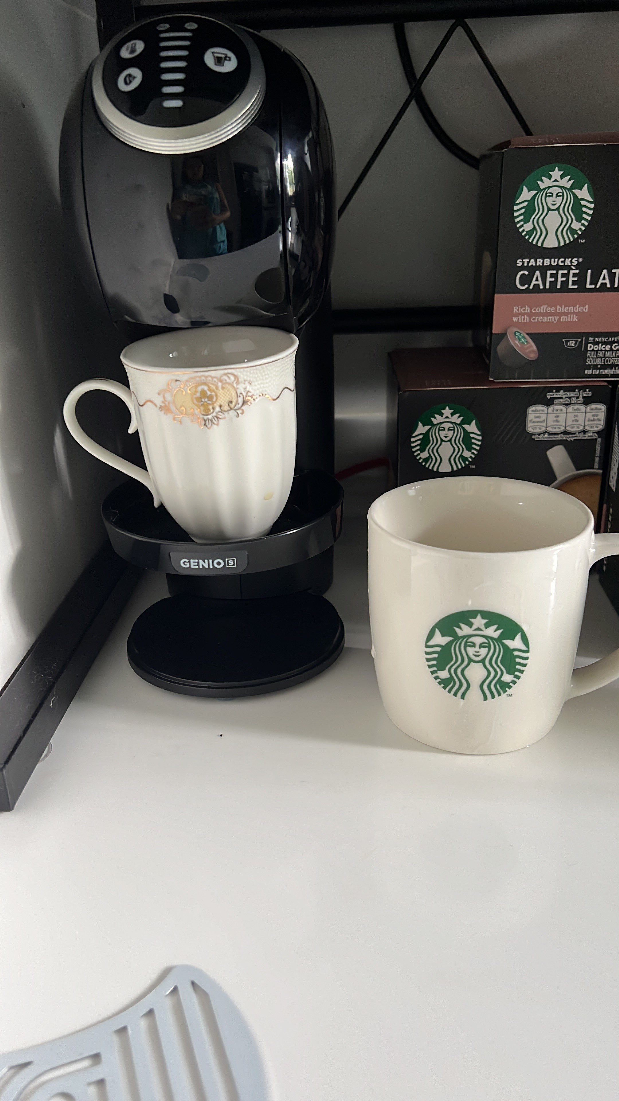 NESCAFE Dolce Gusto GENIO S PLUS(R) +3 Starbucks Cappuccino