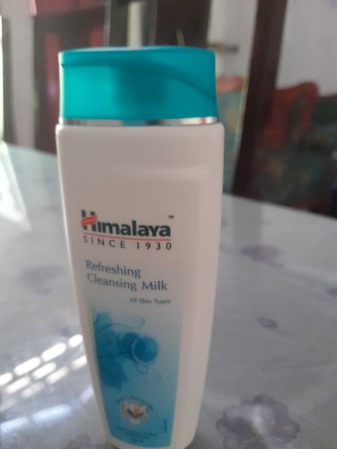 Himalaya Refreshing Cleansing Milk Give your skin a clean