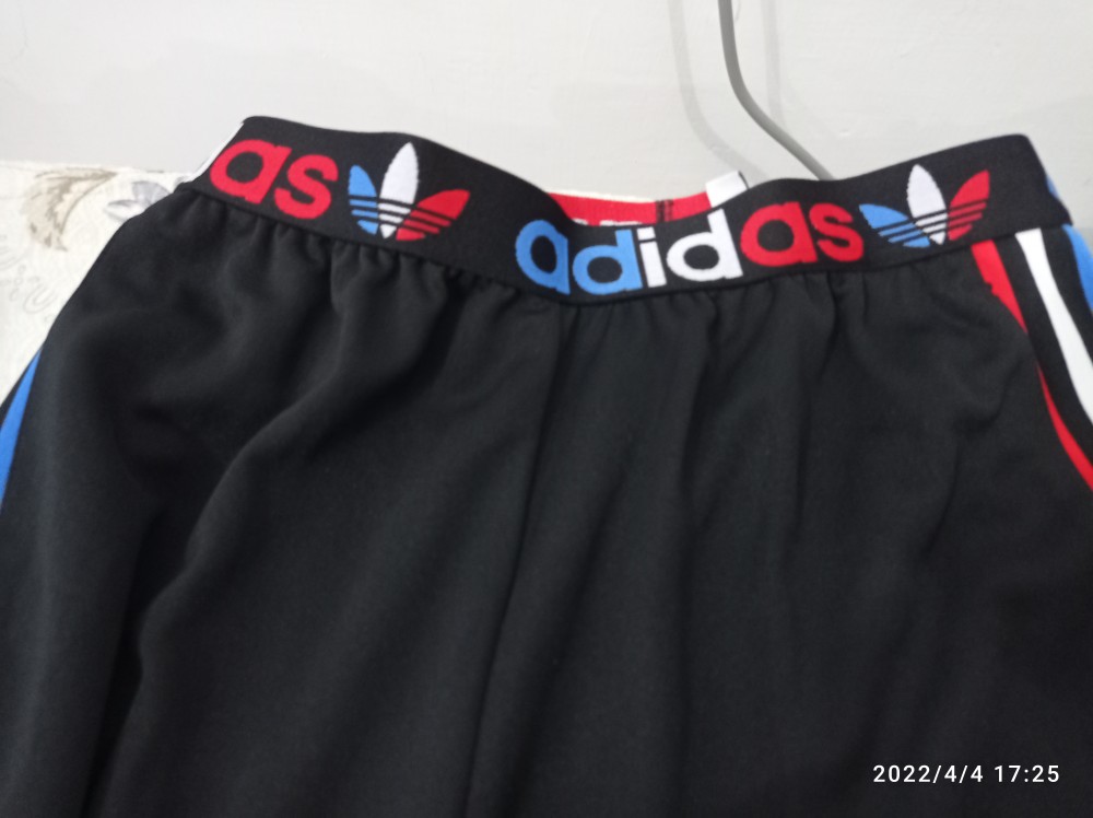 adidas ORIGINALS Celana Pendek Model Panjang Adicolor Tricolor Primeblue  Wanita Hitam GN2934 | Lazada Indonesia