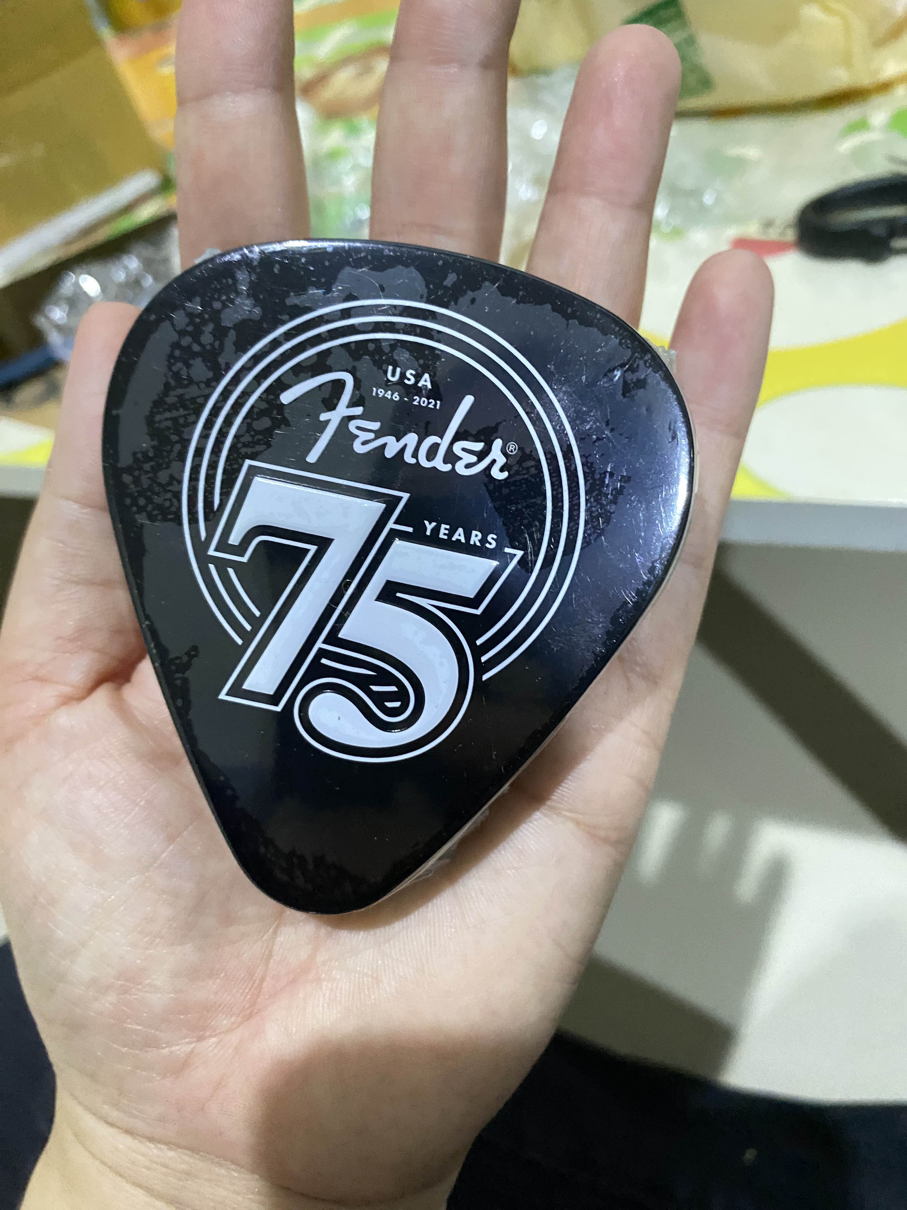 FENDER® ปิ๊กกีต้าร์ 18 ชิ้นพร้อมกล่องเก็บ รุ่นพิเศษฉลอง 75 ปีเฟนเด