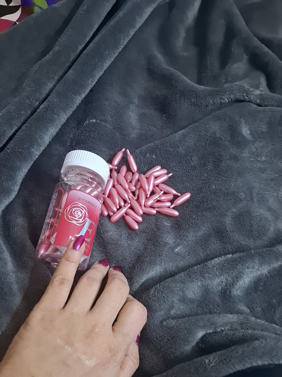 90 Pcs Essence of Facial SkinCare: Vitamin E Capsules For Nourished Skin (random Colors)