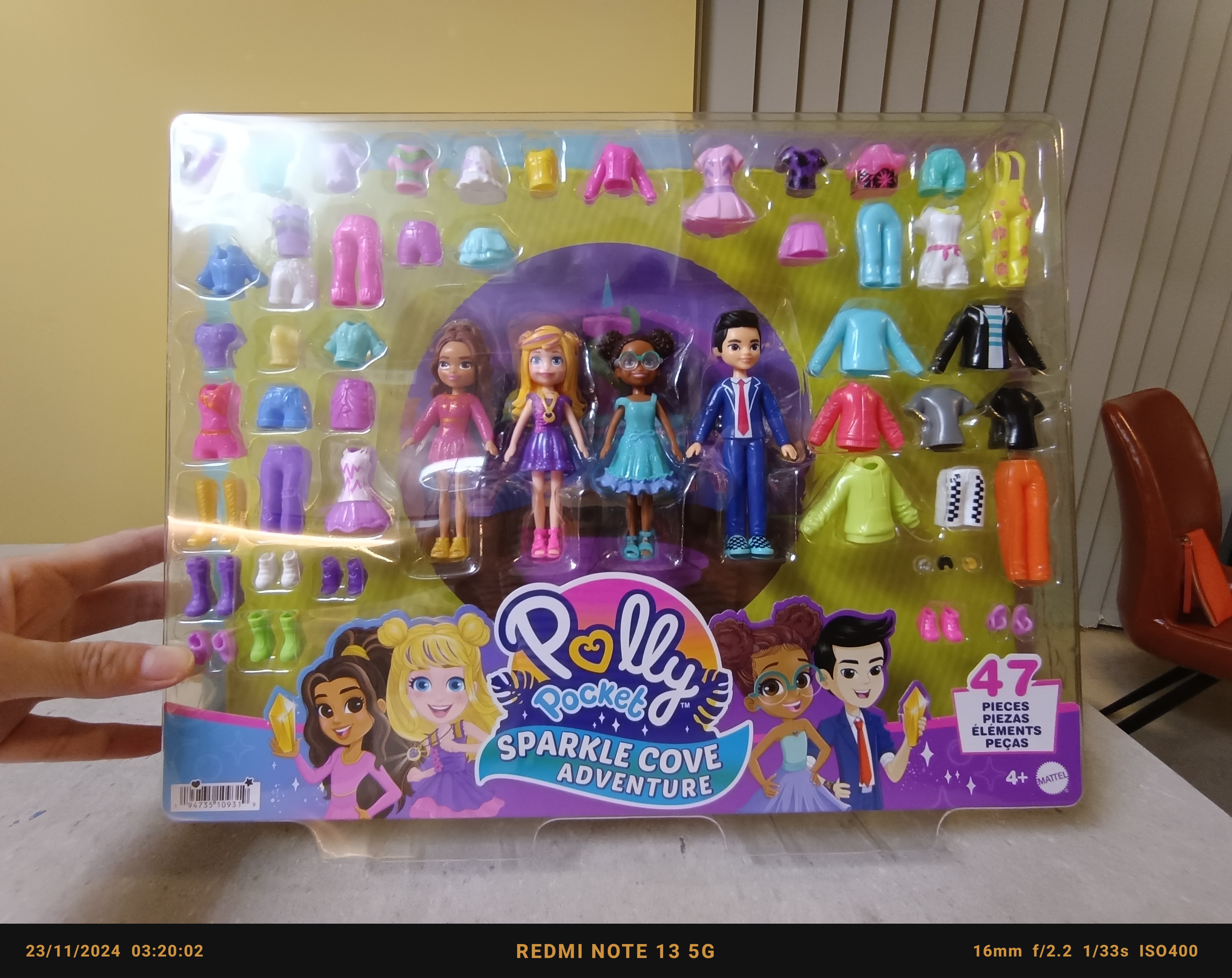 thumbnail image 2 of Polly Pocket Sparkle Cove Fashion Pack - 4 Dolls With 45+ Clothing Pieces 2 of 14