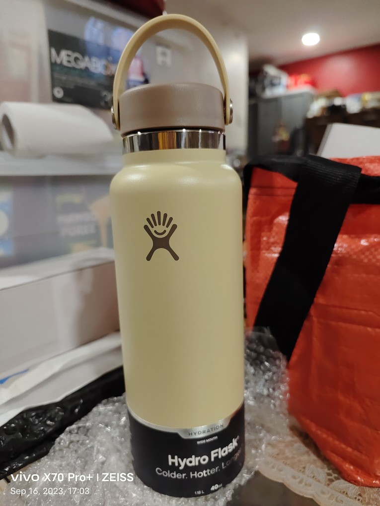 Vibrant 32oz Hydro Flask Bottles - Taproot and Juneberry