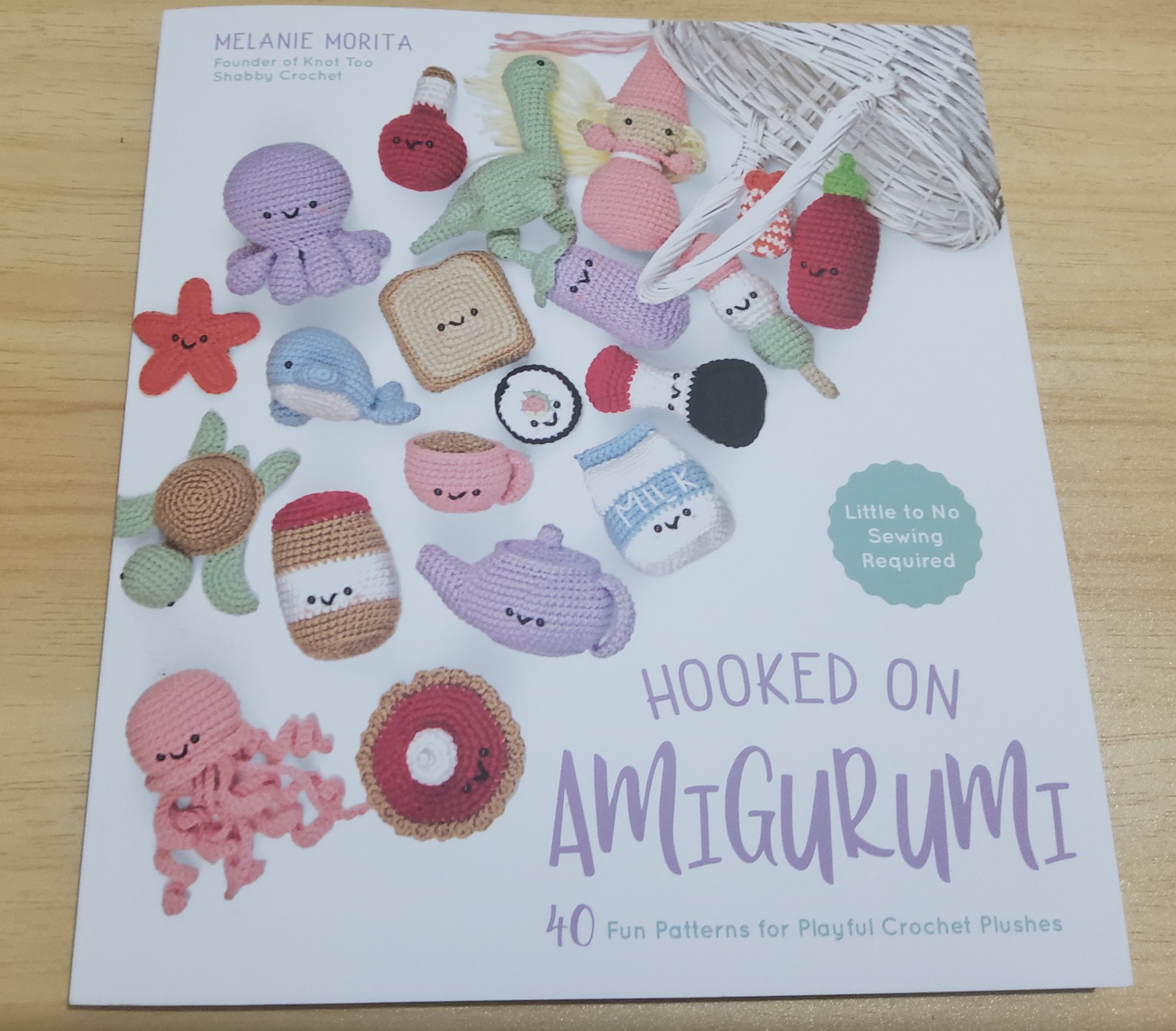 Hooked on Amigurumi: 40 Fun Patterns for Playful Crochet Plushes  (Paperback)