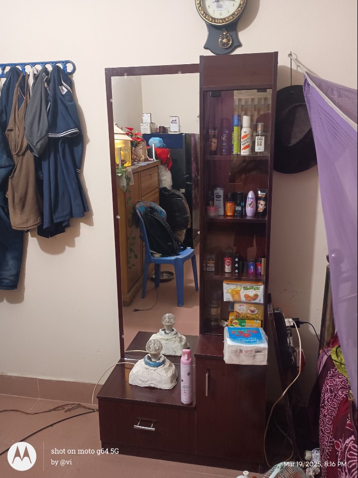 Walnut finish full view mirror Dressing table with side glass