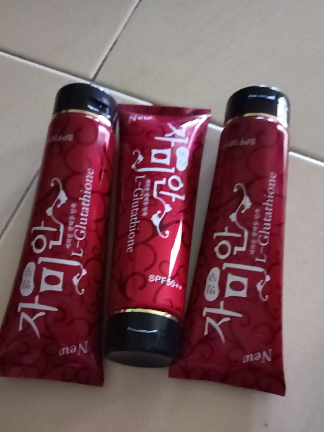 l-glutathione pome whitening body lotion in red LOTION MERAH L-GLUTATHIONE POMEGRANATE MOIST WHITENING BODY LOTION MERAH  SPF 50+++
