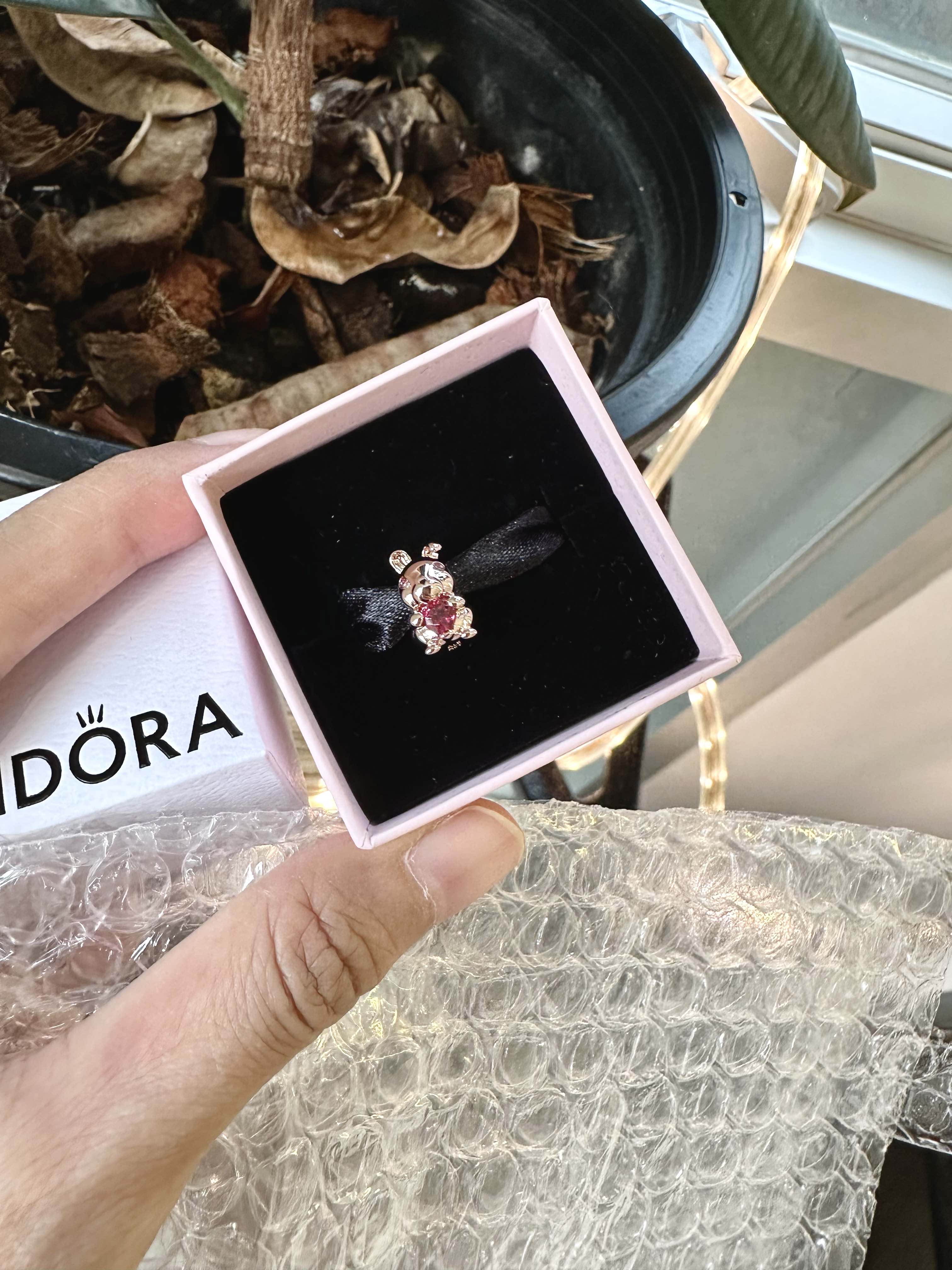 Pandora Rose Rabbit 14k rose gold-plated charm with cherries jubilee red, phlox  pink crystal and black enamel เครื่องประดับ ชาร์ม ชาร์มสีโรสโกลด์  สีโรสโกลด์ ชาร์มโรสโกลด์ โรสโกลด์ ชาร์มสร้อยข้อมือ ชาร์มแพนดอร่า แพนดอร่า