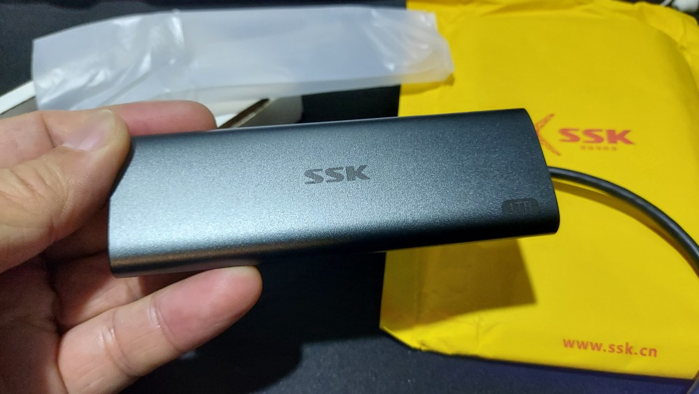  SSK 2TB Portable External SSD with USB 3.1 Gen2 6Gbps, 1TB 3D  NAND Flash SSD, 4.27 x 1.28 x 0.4 and weight 0.33lb : Electronics