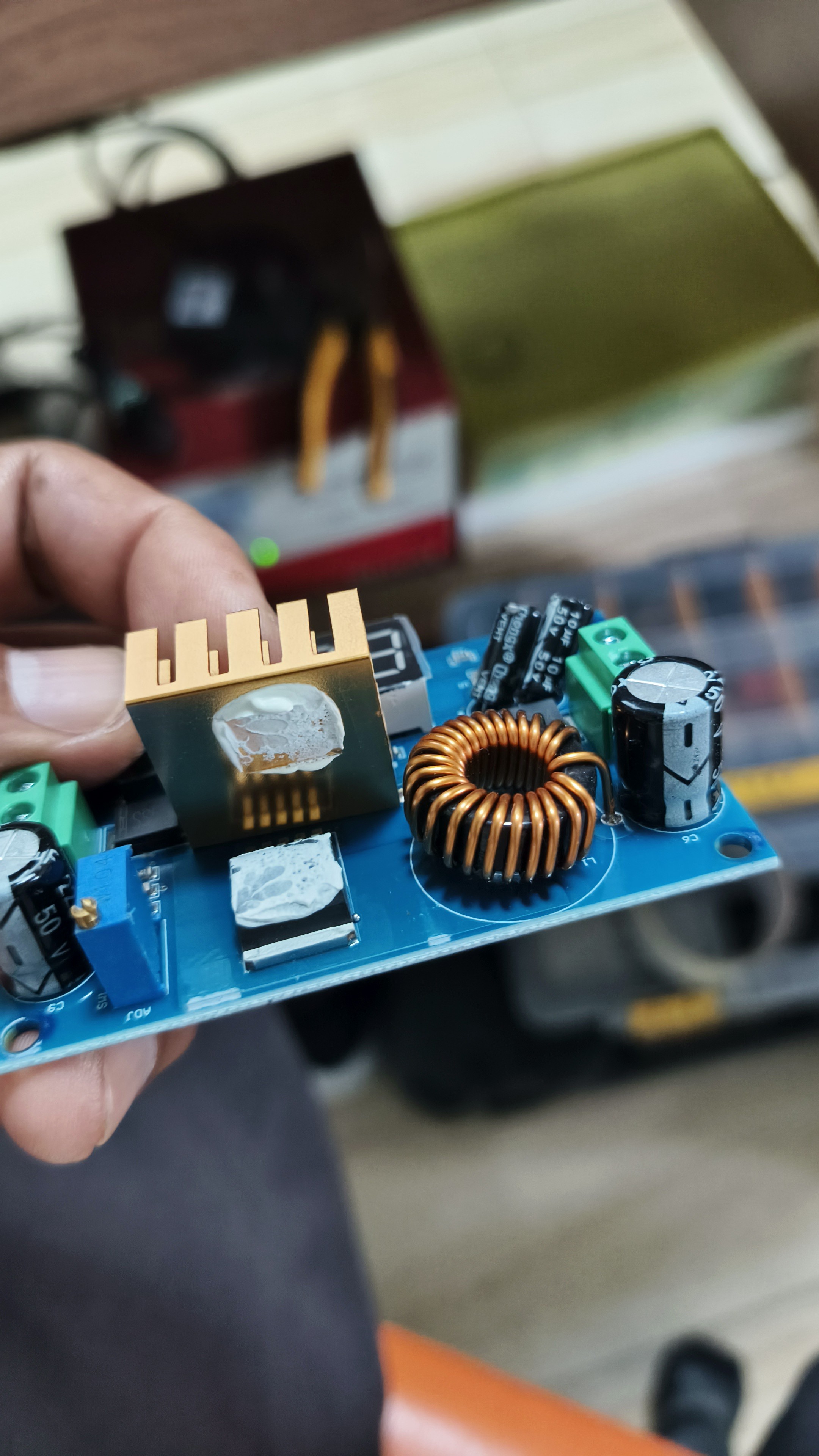 Module Boost DC-DC Réglable 4-35V à 5-45V 5A - Convertisseur élévateur De Tension Voltmètre Intégré