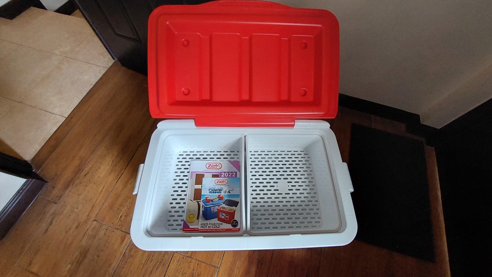 Lékué Ice Box with Reversible Lid Makes 132 Cubes, 2 Colors on Food52