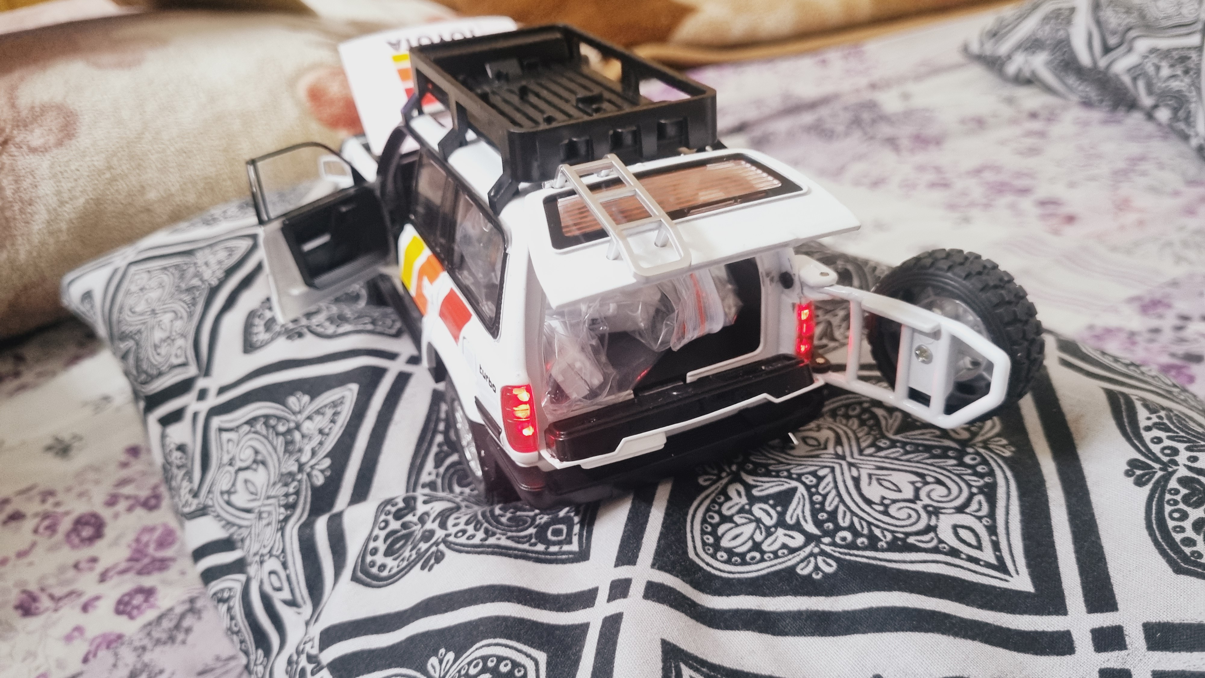 Voiture Miniature 1/18 Toyota Land Cruiser LC300 ZX Diecast Model