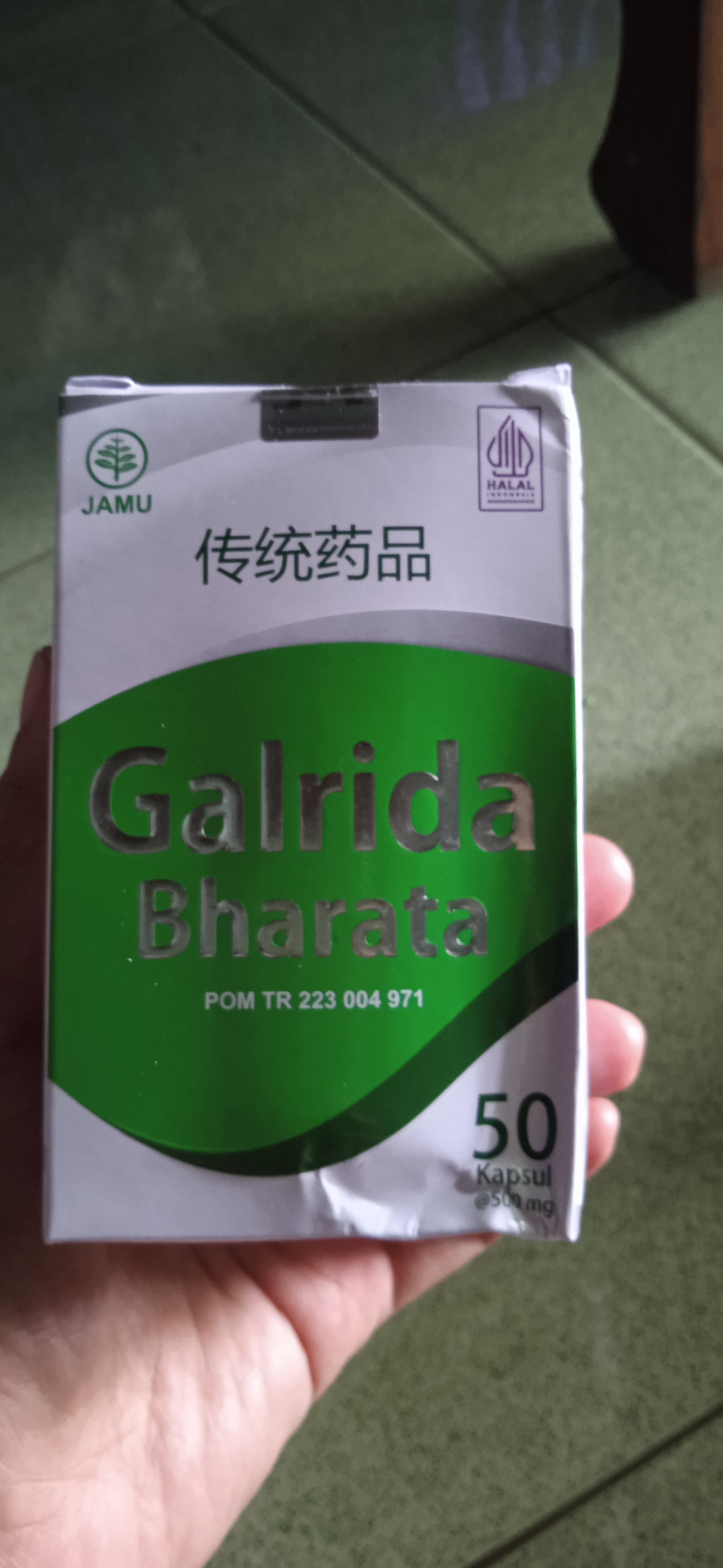 Wanita meminum obat herbal Galrida Bharata dengan segelas air