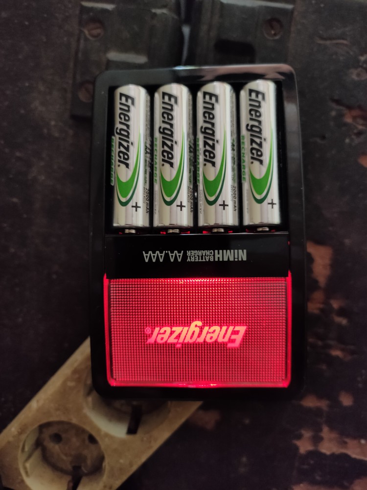 Energizer Maxi Charger 2000mAh - Caricabatterie Con 4 Batterie AA Incluse, Nero - Foto 8