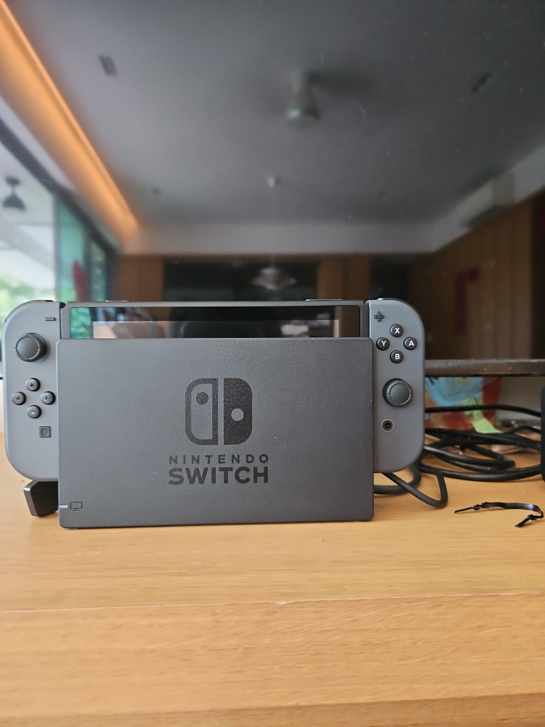 Nintendo Official Store] Nintendo Switch with Gray Joy‑Con