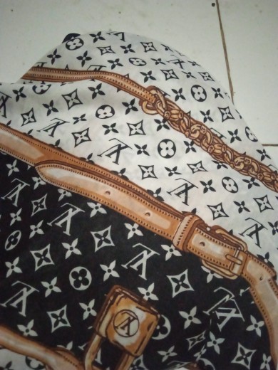 HIJAB SEGI EMPAT LOUIS VUITTON / LV COKLAT KW SUPER PREMIUM