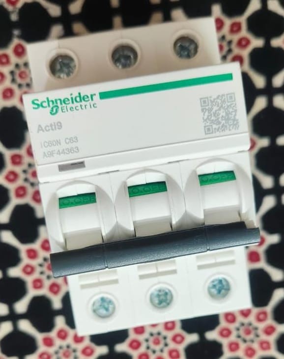 Schneider Electric 3-Pole Circuit Breaker 16/20