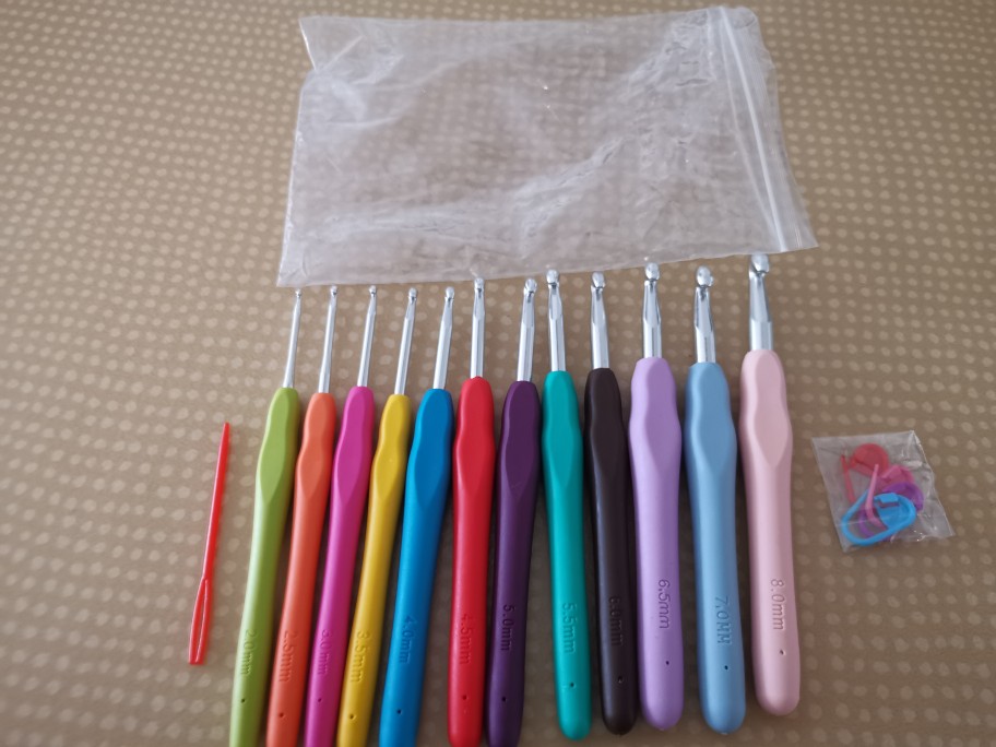 22-pc multi-coloured aluminium crochet hook set / needles / tools