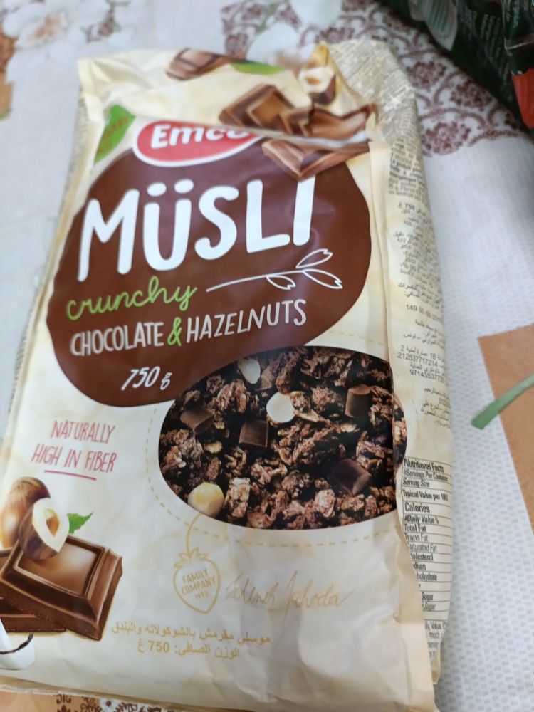 Crunchy müsli with chocolate and hazelnuts